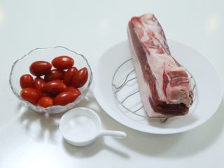 1、五花肉番茄卷,准备好需要的食材。