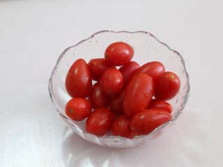 3、五花肉番茄卷,小西红柿洗净。