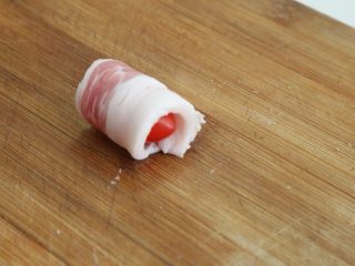5、五花肉番茄卷,用五花肉将小番茄卷起来。