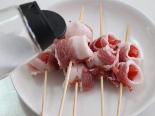 8、五花肉番茄卷,撒少许的盐调味。