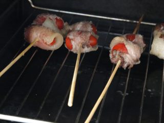 10、五花肉番茄卷,中间翻动竹签，让肉烤制均匀。