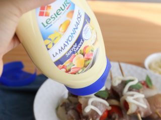 12、五花肉番茄卷,挤上喜欢的酱料，如蛋黄酱。