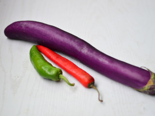 1、辣酱烧茄子,材料准备好