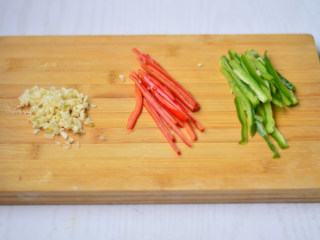 3、辣酱烧茄子,青，红椒切丝，蒜切成碎末