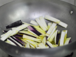 5、辣酱烧茄子,放入茄子翻炒