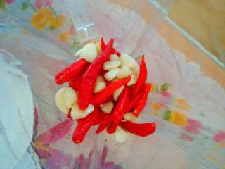 3、自制剁椒,所有材料都倒进料理机里