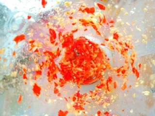 4、自制剁椒,按1档开关打至辣椒变小块即可