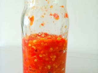 6、自制剁椒,再装进干净无水的瓶子里密封起来，放置一个星期后就可以吃了