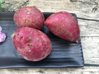 2、DIY手工紫薯馅,准备紫薯三个洗干净????