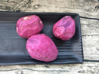 3、DIY手工紫薯馅,准备紫薯三个，削去皮