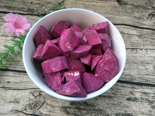 4、DIY手工紫薯馅,切成块