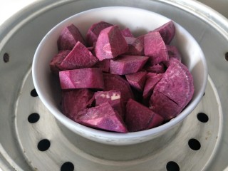 5、DIY手工紫薯馅,上锅蒸半个小时左右