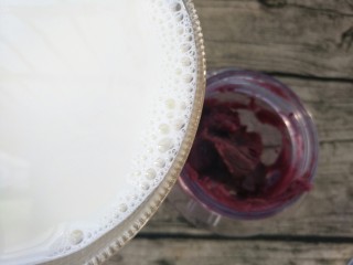 6、DIY手工紫薯馅,蒸熟的紫薯放入料理机中加上牛奶，打成细蓉