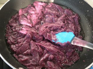 11、DIY手工紫薯馅,不停的用硅胶挂到翻动。