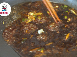 4、戴军教你做秘制煲仔饭,炒锅开火烧热，放入猪油1勺，倒入鲜酱汁1碗，再加入适量姜丝、白糖、葱花、香油拌匀，制成浇汁