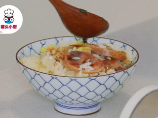5、戴军教你做秘制煲仔饭,盛出1碗煮好的煲仔饭，淋上浇汁