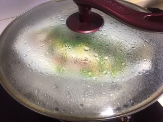 5、清蒸鳜鱼,盖上锅盖,大火蒸三分钟转中火再蒸10到12分钟左右,看鱼的大小而定(我这个锅盖有个出气孔,水蒸气不会到鱼盘里,没有孔的锅盖可以留一条小缝)。