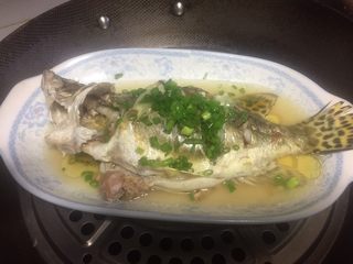 8、清蒸鳜鱼,撒上葱花,浇上热油即可。