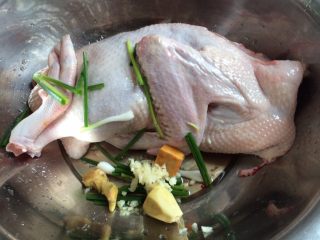 1、酱油全鸭-在家这样做,蒜子两粒拍碎切碎，姜切片、葱切段、腐乳一块放盆里