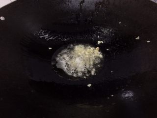 7、酱油全鸭-在家这样做,开始做的时候放油，放两粒蒜蓉