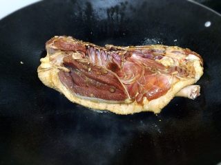 8、酱油全鸭-在家这样做,将鸭皮的那一面煎一煎，让鸭皮变得有点焦黄的，颜色比较好看