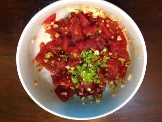 1、鸳鸯锅重庆火锅配老北京清汤锅,将牛肉洗净后切成小块,将青椒洗净切末,生姜蒜切末,准备一个碗,将牛肉放入加入一勺盐,一勺料酒一勺生抽,一勺老抽,放入生姜蒜末,加入青椒碎搅拌均匀腌制半小时