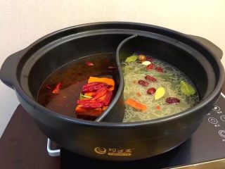 2、鸳鸯锅重庆火锅配老北京清汤锅,准备一个鸳鸯锅,这里我用的是陶煲王的,清汤底料放的老北京清汤料,辣汤放的重庆老火锅底料,兑开水,煮开