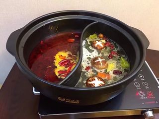 3、鸳鸯锅重庆火锅配老北京清汤锅,将香菇洗净后表面划十字刀,放清汤里