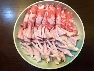 5、鸳鸯锅重庆火锅配老北京清汤锅,将鸡爪洗净后切掉脚趾,鸡翅洗净,准备一个大盘,将鸡翅,鸡爪羊肉卷摆盘