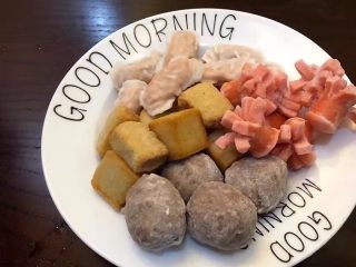 6、鸳鸯锅重庆火锅配老北京清汤锅,准备一个盘,将牛肉丸,鱼豆腐,开花肠,虾饺摆盘