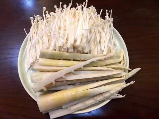 7、鸳鸯锅重庆火锅配老北京清汤锅,将笋尖洗净后切成小条泡一会水,将金针菇去尾部洗净用手撕小条摆盘