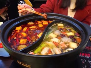 11、鸳鸯锅重庆火锅配老北京清汤锅,煮熟后就可以吃了,边吃边下