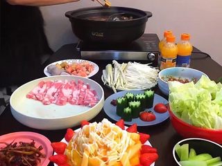 9、鸳鸯锅重庆火锅配老北京清汤锅,鸳鸯锅底已煮开,将难熟的菜先煮,比如鸡爪鸡翅等