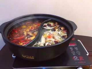 10、鸳鸯锅重庆火锅配老北京清汤锅,下鱼豆腐,开花肠,放入喜欢的锅底内,大火。这里用的电陶炉煮的