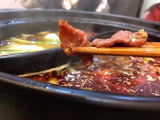 12、鸳鸯锅重庆火锅配老北京清汤锅,看看我腌制的牛肉,嫩嫩的很好吃????