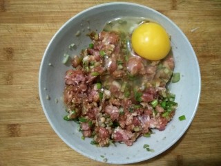 4、黄金蛋饺――回忆三十年前,用筷子顺一个方向搅拌均匀后，根据肉馅软硬程度加入鸡蛋，或者适量水淀粉（道理同给肉馅打水）。