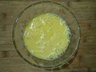 7、黄金蛋饺――回忆三十年前,鸡蛋磕进碗中，打散成蛋液。