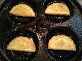 11、黄金蛋饺――回忆三十年前,全程小火，多次翻面，煎至两面金黄即可。