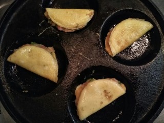 10、黄金蛋饺――回忆三十年前,将蛋皮对折，未干的蛋液正好可以用来粘合肉馅。