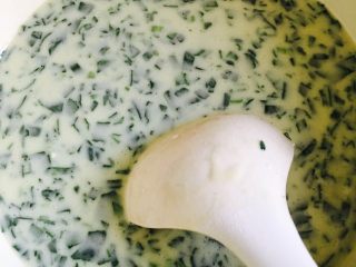 1、蔬菜卷饼#挑战鸡蛋的100种做法#,绿叶菜切碎，打入鸡蛋放盐，水调糊均匀