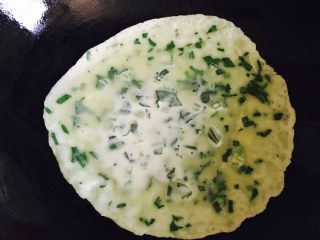 2、蔬菜卷饼#挑战鸡蛋的100种做法#,油锅烧热放入一勺面糊转下锅让面糊挂到锅上成大圆饼