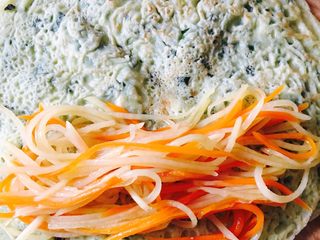 5、蔬菜卷饼#挑战鸡蛋的100种做法#,可以卷各种喜欢的蔬菜