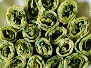 8、蔬菜卷饼#挑战鸡蛋的100种做法#,也可卷黄瓜、金针菇等