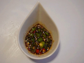 2、凉拌鱿鱼须,将小米辣、青辣椒、料酒、大蒜、葱、生抽、白糖、蚝油、盐放入碗内调成料汁