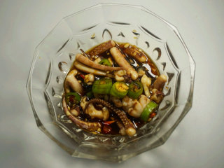 3、凉拌鱿鱼须,将调好的汁儿淋在鱿鱼须上，搅拌均匀即可食用