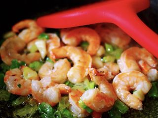 6、三鲜小豆腐，烟台人的美食，好多人没吃过，简单3步教会你！,直至把虾仁煸炒出虾油，而且颜色变成红色时，先把煸炒好的虾仁用铲子盛到碗里备用；