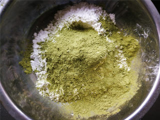 3、青汁青团,青汁粉加入到糯米粉内。