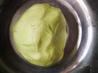 4、青汁青团,加入温水先用筷子搅拌均匀，再用手揉匀。不要太干，太干了包的时候容易裂开，太湿了会粘手。