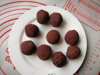 5、青汁青团,豆沙馅我是自己提前做好冷冻的，用的时候提前拿出来化开就可以。也可以买豆沙馅。揉成每个20g左右的圆球。（做豆沙的食谱在我的主页可以找到。）