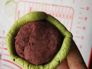 8、青汁青团,中间包上豆沙馅。